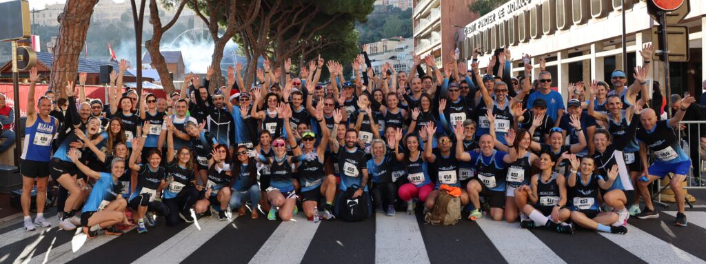 Photo de groupe du Club Menton Marathon au départ d'une course