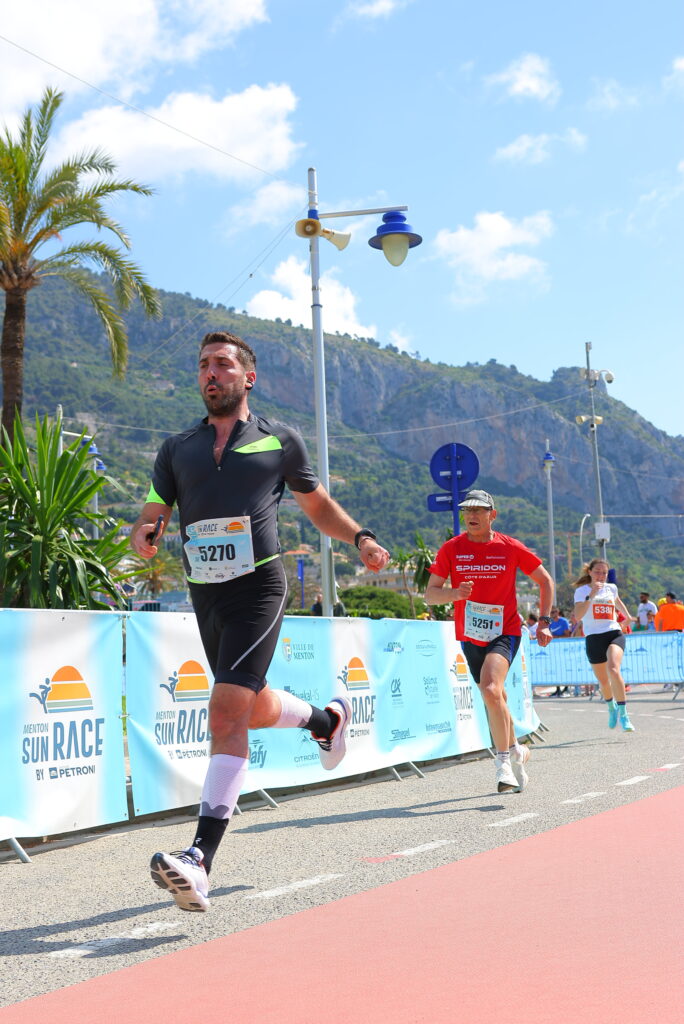Coureurs terminant la course ronde des plages 5k de Menton sun race